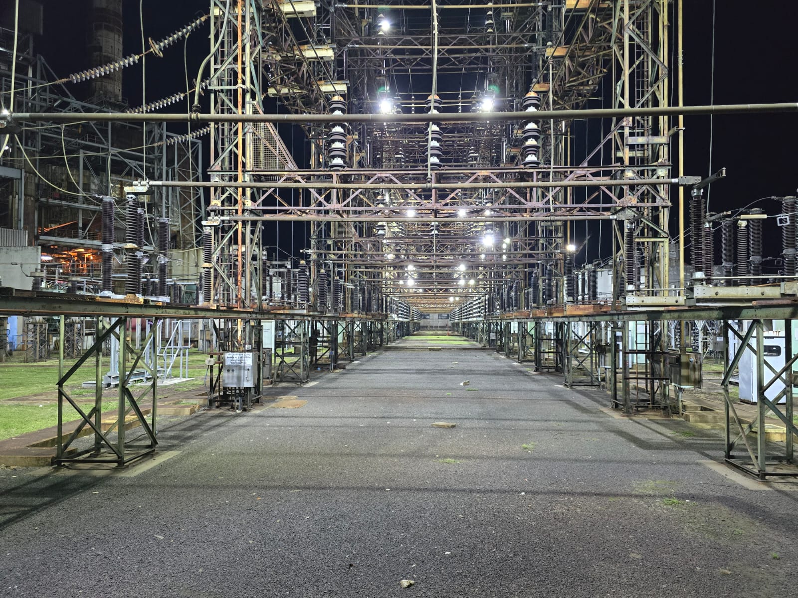 Técnico trabajando en tablero eléctrico